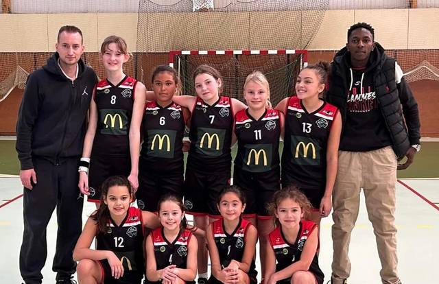 U11 F1 🔥🏀 is a basket team. They are using SportEasy, the best web and mobile app to manage any sports team (football, soccer, rugby, basketball, baseball, hockey, volleyball...). Coaches and managers can organize the games and practices or send group messages to their players. Players have convenient access to their schedule or statistics. SportEasy is free and available online and there’s an app for iPhone and Android.