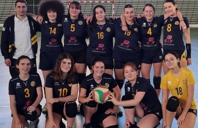 Montanay VB 2 - M18/M21 F is a volley team. They are using SportEasy, the best web and mobile app to manage any sports team (football, soccer, rugby, basketball, baseball, hockey, volleyball...). Coaches and managers can organize the games and practices or send group messages to their players. Players have convenient access to their schedule or statistics. SportEasy is free and available online and there’s an app for iPhone and Android.