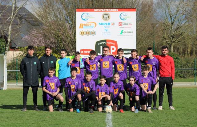 U14 is a football team. They are using SportEasy, the best web and mobile app to manage any sports team (football, soccer, rugby, basketball, baseball, hockey, volleyball...). Coaches and managers can organize the games and practices or send group messages to their players. Players have convenient access to their schedule or statistics. SportEasy is free and available online and there’s an app for iPhone and Android.