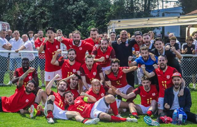 SENIORS is a football team. They are using SportEasy, the best web and mobile app to manage any sports team (football, soccer, rugby, basketball, baseball, hockey, volleyball...). Coaches and managers can organize the games and practices or send group messages to their players. Players have convenient access to their schedule or statistics. SportEasy is free and available online and there’s an app for iPhone and Android.