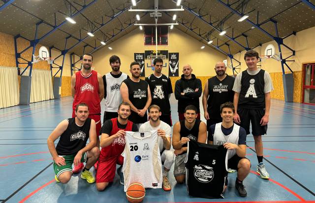Sénior is a basket team. They are using SportEasy, the best web and mobile app to manage any sports team (football, soccer, rugby, basketball, baseball, hockey, volleyball...). Coaches and managers can organize the games and practices or send group messages to their players. Players have convenient access to their schedule or statistics. SportEasy is free and available online and there’s an app for iPhone and Android.