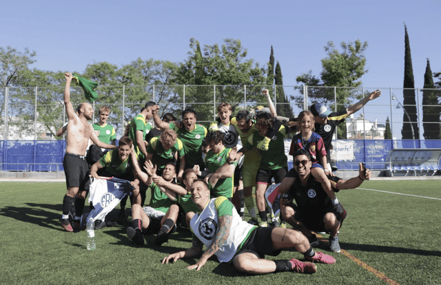 Sporting Club Barcelona is a football team. They are using SportEasy, the best web and mobile app to manage any sports team (football, soccer, rugby, basketball, baseball, hockey, volleyball...). Coaches and managers can organize the games and practices or send group messages to their players. Players have convenient access to their schedule or statistics. SportEasy is free and available online and there’s an app for iPhone and Android.