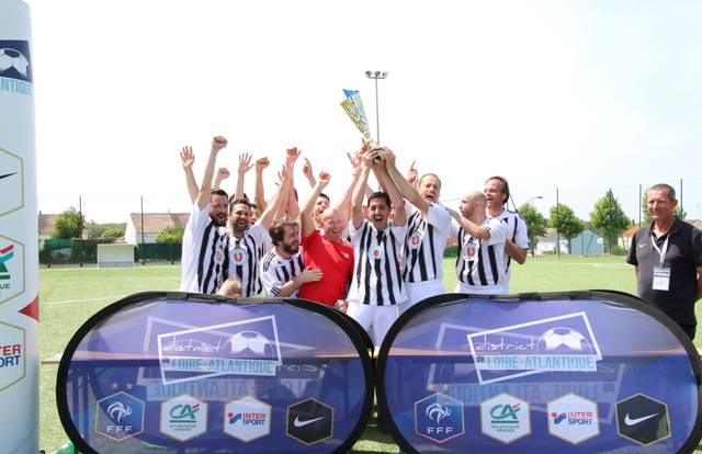 Système U Ouest Football is a football team. They are using SportEasy, the best web and mobile app to manage any sports team (football, soccer, rugby, basketball, baseball, hockey, volleyball...). Coaches and managers can organize the games and practices or send group messages to their players. Players have convenient access to their schedule or statistics. SportEasy is free and available online and there’s an app for iPhone and Android.