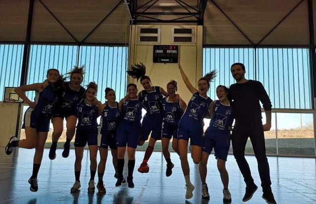 Seniors filles is a basket team. They are using SportEasy, the best web and mobile app to manage any sports team (football, soccer, rugby, basketball, baseball, hockey, volleyball...). Coaches and managers can organize the games and practices or send group messages to their players. Players have convenient access to their schedule or statistics. SportEasy is free and available online and there’s an app for iPhone and Android.