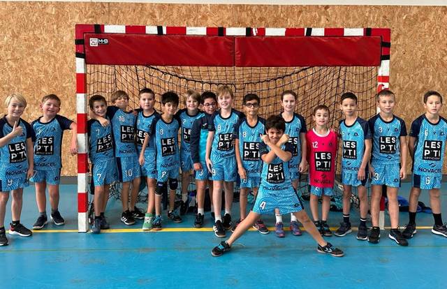 Eq M11 is a handball team. They are using SportEasy, the best web and mobile app to manage any sports team (football, soccer, rugby, basketball, baseball, hockey, volleyball...). Coaches and managers can organize the games and practices or send group messages to their players. Players have convenient access to their schedule or statistics. SportEasy is free and available online and there’s an app for iPhone and Android.