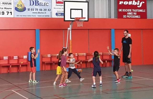 U5 U7 is a basket team. They are using SportEasy, the best web and mobile app to manage any sports team (football, soccer, rugby, basketball, baseball, hockey, volleyball...). Coaches and managers can organize the games and practices or send group messages to their players. Players have convenient access to their schedule or statistics. SportEasy is free and available online and there’s an app for iPhone and Android.