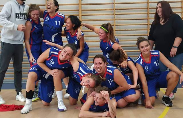 Séniores F is a basket team. They are using SportEasy, the best web and mobile app to manage any sports team (football, soccer, rugby, basketball, baseball, hockey, volleyball...). Coaches and managers can organize the games and practices or send group messages to their players. Players have convenient access to their schedule or statistics. SportEasy is free and available online and there’s an app for iPhone and Android.